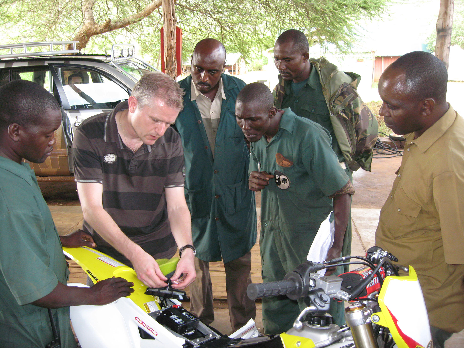 In 2011 stuurt de Nederlandse Suzuki-organisatie twee technici naar Mkomazi om de monteurs van de werkplaats te trainen. Een groot succes. Tony bekijkt in hoeverre er in de omgeving behoefte is aan een monteursopleiding. Die blijkt er inderdaad te zijn.