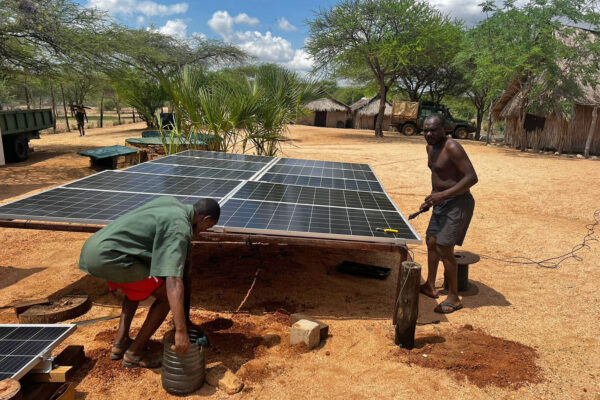 Lokale solar experts verbeteren en vergroten de solar installatie die mede door SRC is geschonken