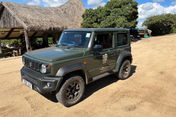 SRC heeft een gloednieuwe Suzuki Jimny gedoneerd aan Borana. De Jimny wordt tot volle tevredenheid ingezet voor het Mazingiru Yetu programma. Zelfs het moeilijkste terrein overwint hij door zijn lichte gewicht en doordachte design.