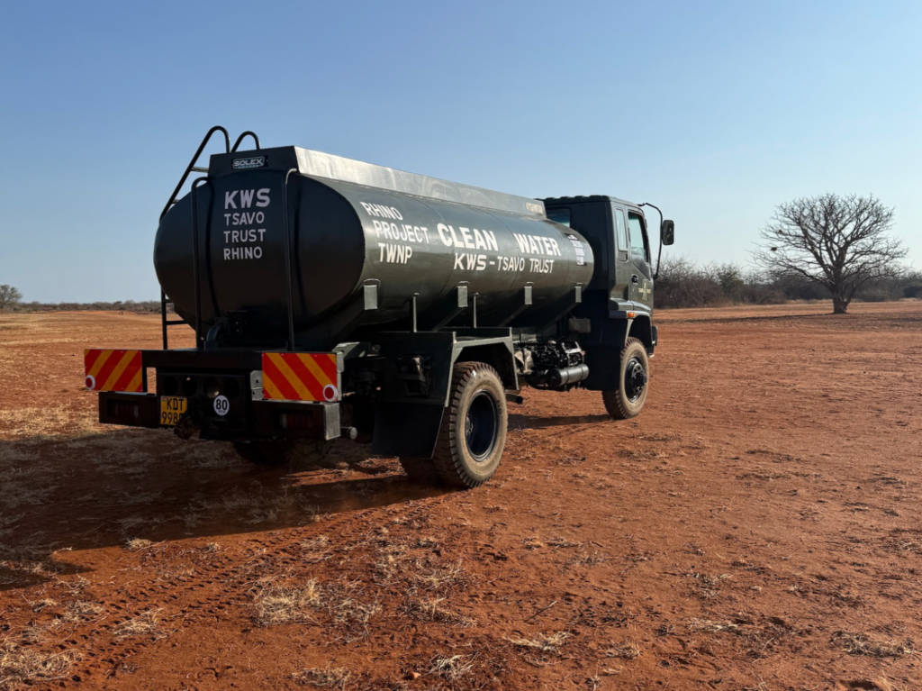 Onderweg in Tsavo met 8000 liter schoon water! Onderweg in Tsavo met 8000 liter schoon water!