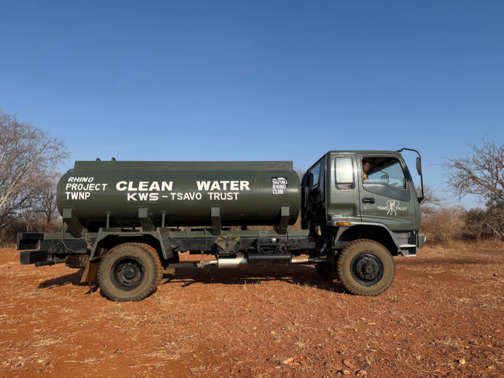 Prachtige 4x4 water truck voor Tsavo Prachtige 4x4 water truck voor Tsavo