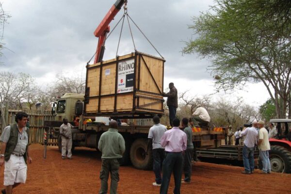 In Mkomazi werden de  3 kratten een voor een afgeladen met een zware kraan en voor de tijdelijke opvang geplaatst