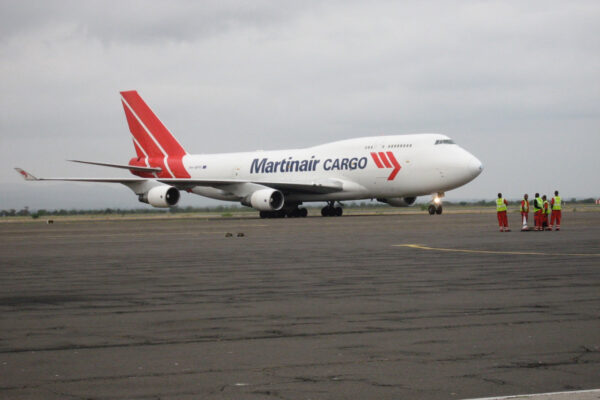 Aankomst Martinair met 3 neushoorns op Kilimanjaro Airport