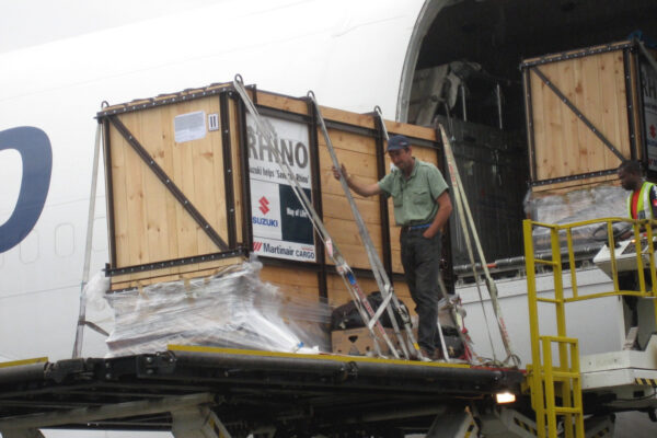 Uitladen van de kratten uit het Martinair toestel